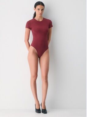 Aritzia Babaton Original Contour Vivacity Bodysuit Cordovan XS